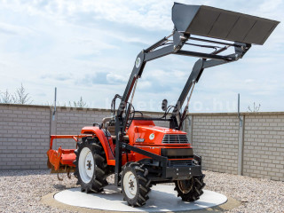 Nagyobb képek megjelenítéséhez kattintson ide
7895-2415.999-7851 Kubota X-20 japán kistraktor homlokrakodóval (1)