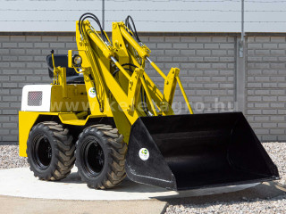 Komatsu SK04 Skid Steer Loader csúszókormányzású rakodógép (1)